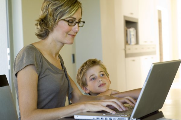 Woman and boy using laptop computer (photo: Jupiterimages)