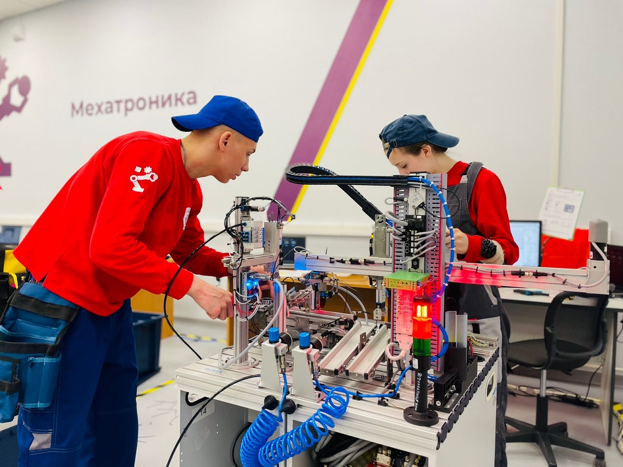 Мехатроника томск. Мехатроника Раменский колледж. Мехатроника WORLDSKILLS. Ворлдскиллс мехатроника 2022. Мехатроника WORLDSKILLS 2012.